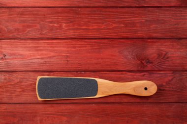 Ayak için zımpara kağıdı olan tahta bir rende, pedikür aleti. Boşluk şablonunu kopyala, pankart.