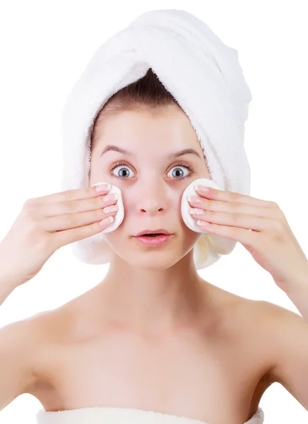 Mooie jonge vrouw schoonmaken de huid op gezicht tampon na bad in handdoek op de hand geïsoleerd op witte achtergrond. — Stockfoto
