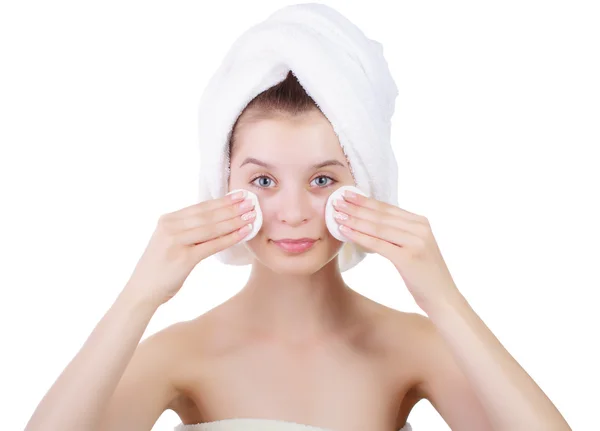 Krásná mladá žena čistící tampon kůže na obličeji po koupeli v ručník na ruce izolovaných na bílém pozadí. — Stock fotografie