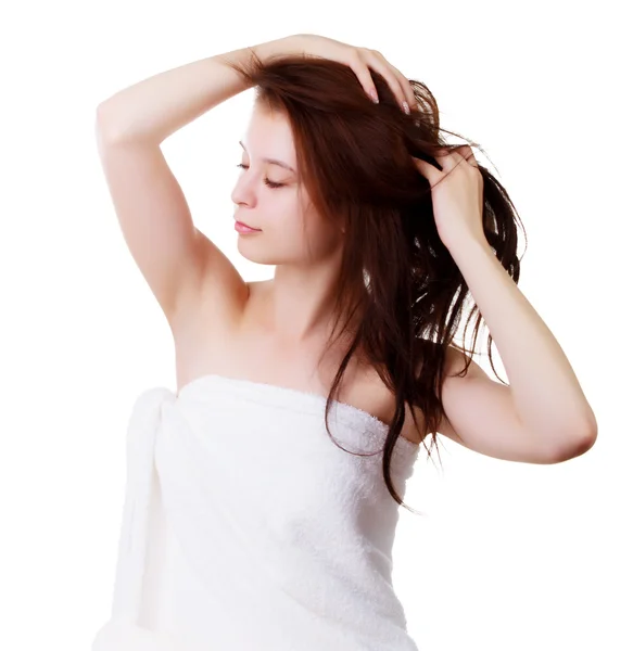 Chica en una toalla después de una ducha, endereza su cabello con sus manos —  Fotos de Stock