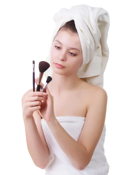 La jeune fille après une douche en serviettes et avec des brosses pour un maquillage . — Photo