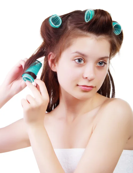 Close up retrato de jovem linda menina ter encrespadores de cabelo em sua cabeça isolada no fundo branco — Fotografia de Stock