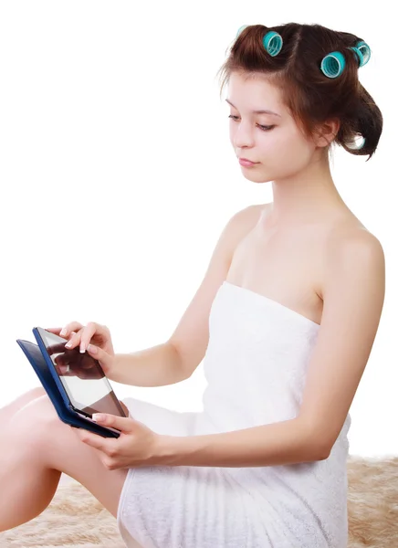 Frau mit Badetuch und Tablet-Computer sitzt auf Fellstreu. — Stockfoto