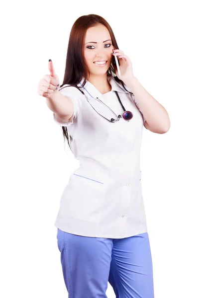 Bir cep telefonuyla konuşan kadın doktor — Stok fotoğraf