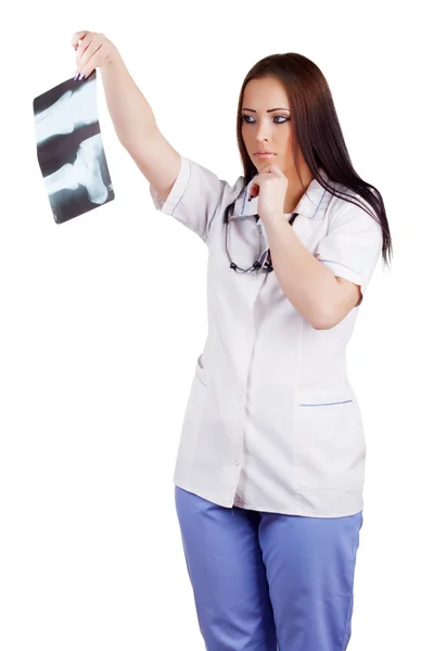 Vrouwelijke arts kijken naar de x-ray-afbeelding — Stockfoto