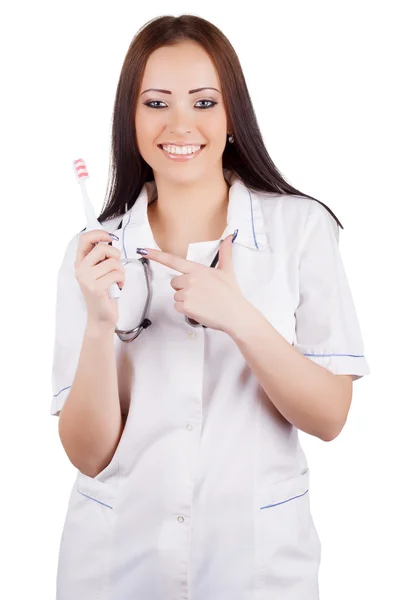 Женщина-врач с зубной щеткой в руке — стоковое фото