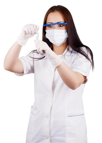 Ärztin in Maske, Brille und Gummihandschuhen mit Kapseln Stockbild
