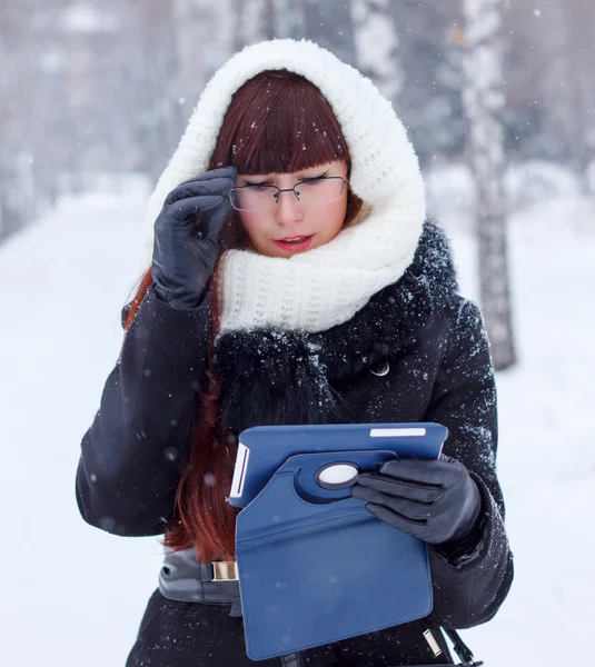 Girl with digital tablet outdoors — 图库照片