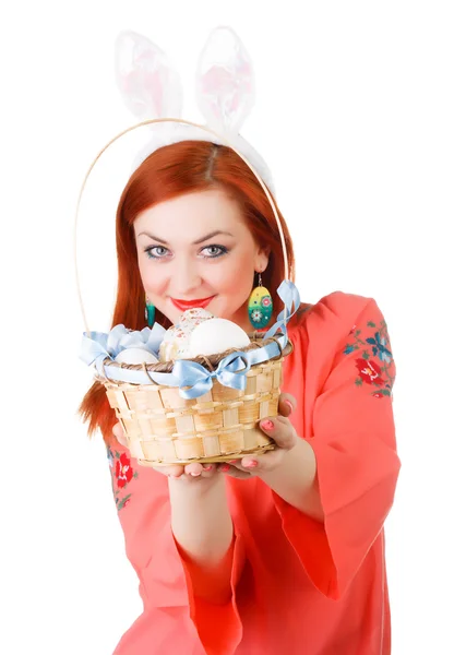 Mujer con orejas de conejo. Sonriente chica de Pascua aislado en blanco . — Foto de Stock