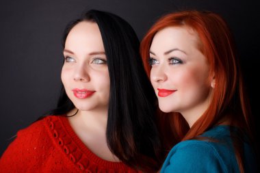 iki mutlu kız arkadaşım. siyah arka plan 