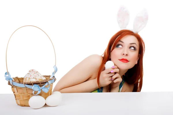 Adorable chica con orejas de conejo en el día de Pascua — Foto de Stock