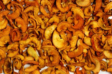 Çok sayıda parçalar halinde kesilmiş ve kurutulmuş elma.