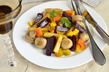 Mantar, biber ve pancar fırında patates