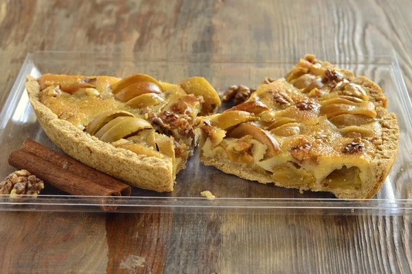 Torta de maçã com recheio de caramelo — Fotografia de Stock