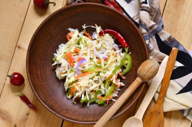 Soğan, havuç ve biber ile lahana turşusu