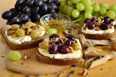 Crostini ile kavrulmuş üzüm, keçi peyniri, ceviz ve bal
