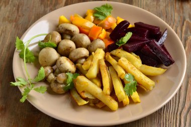 Mantar, biber ve pancar fırında patates