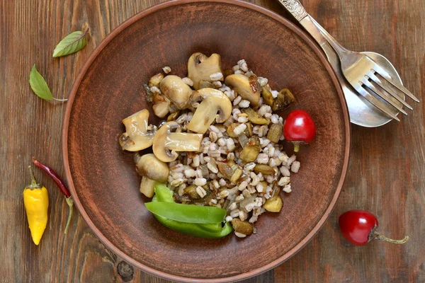 Salada quente de cevada de pérola, berinjela e cogumelos Imagens Royalty-Free