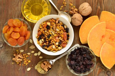 Ceviz ve kuru meyve kabak ev yapımı granola