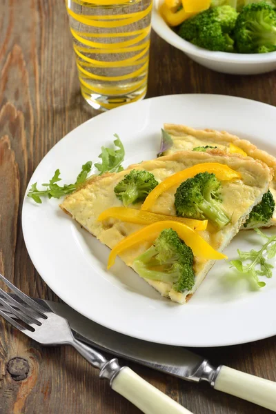 Omelette avec brocoli et poivron jaune, frittata — Photo