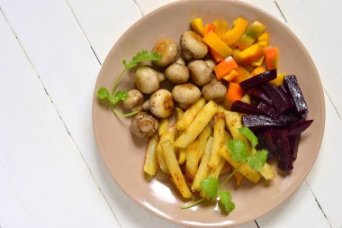 Mantar, biber ve pancar fırında patates