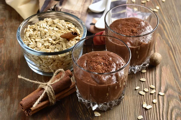 Вкусный смузи с какао и овсянкой — стоковое фото