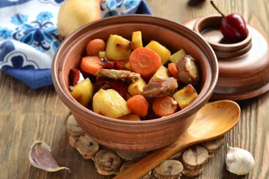 Sığır eti tencerede sebzeli güveç