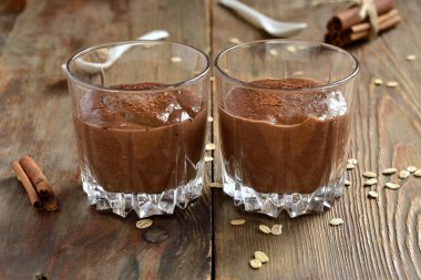 Kakao ve yulaf ezmesi ile güler yüzlü lezzetli