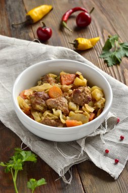 Domuz eti güveç sebze ile