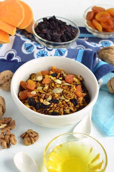 Hausgemachtes Müsli mit Walnüssen und Trockenfrüchten — Stockfoto