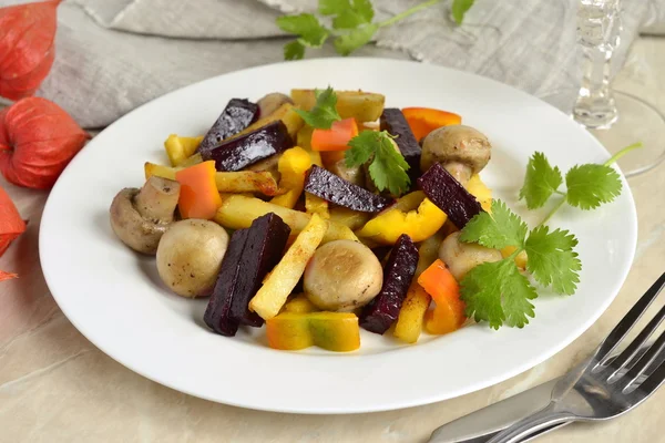 Baked potatoes with mushrooms, peppers and beets — Stock Photo, Image