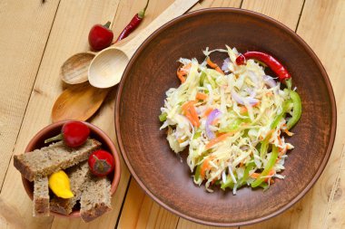 Soğan, havuç ve biber ile lahana turşusu