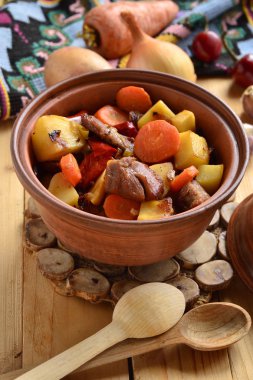 Sığır eti tencerede sebzeli güveç