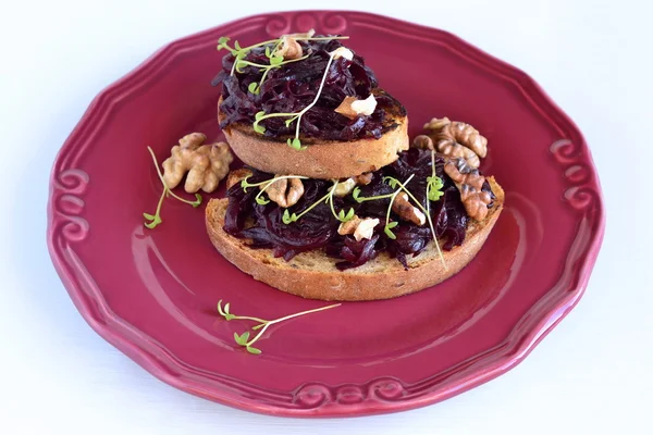 Sandwich with beetroot and walnuts — Stock Photo, Image