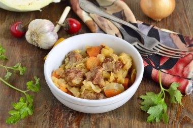 Domuz eti güveç sebze ile