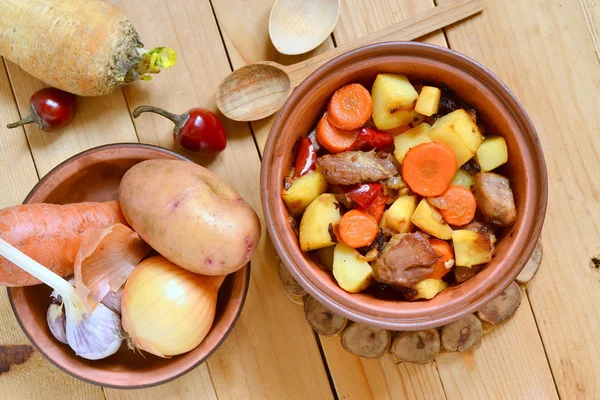 Rundvlees stoofpot met groenten in een pot — Stockfoto