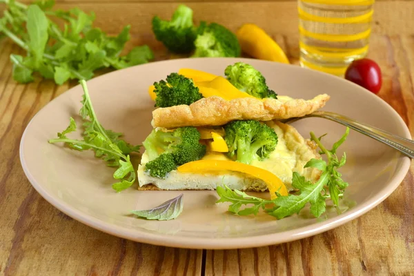 Omelet with broccoli and yellow pepper — Stock Photo, Image