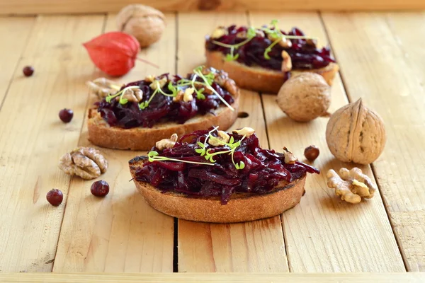 Smörgås med rödbetor och valnötter — Stockfoto
