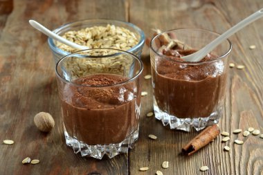 Kakao ve yulaf ezmesi ile güler yüzlü lezzetli