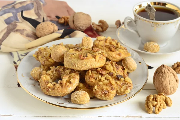 Biscoitos integrais de trigo com nozes — Fotografia de Stock