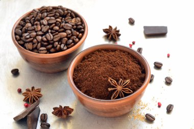 kahve çekirdekleri ve çekilmiş kahve ile kase