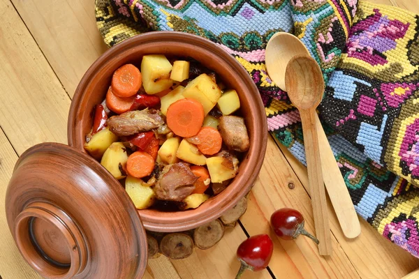 Stufato di manzo con verdure in una pentola — Foto Stock