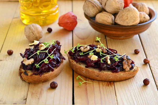 Sandwich with beetroot and walnuts — Stock Photo, Image