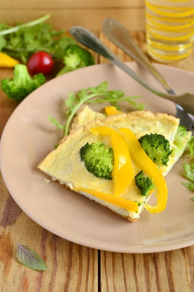 Omelet with broccoli and yellow pepper — Stock Photo, Image