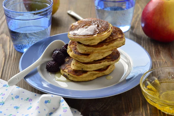 Frittelle di farina di mais con bacche e miele — Foto Stock