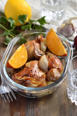 Portakal, sarımsak ve soğan ile fırın tavuk pişmiş