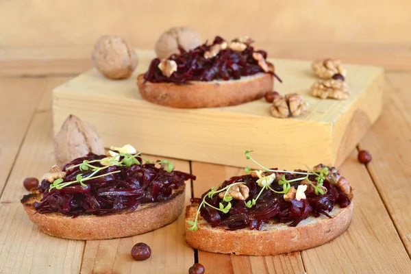 Sandwich with beetroot and walnuts — Stock Photo, Image