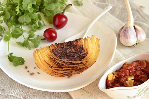 Beyaz lahana, baharatlı domates soslu fırında pişmiş