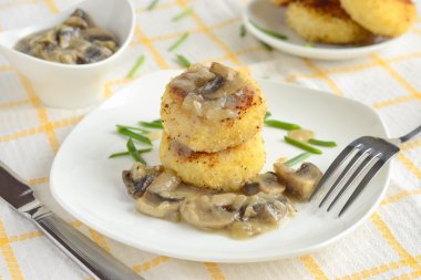Kızarmış patates pirzola /patties/ mantar sosu ile