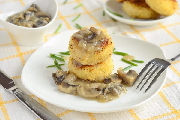 Kızarmış patates pirzola /patties/ mantar sosu ile